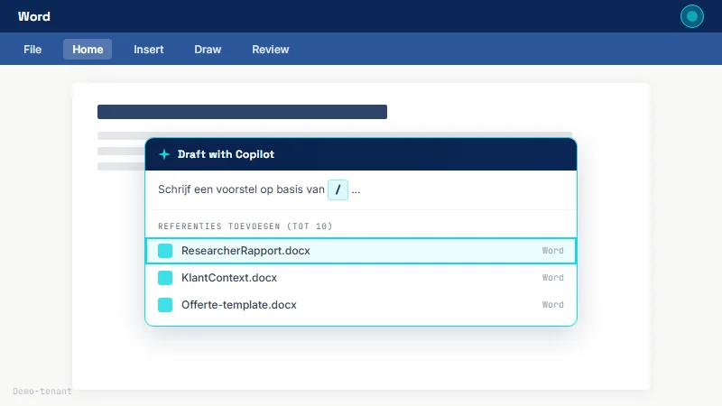 Draft with Copilot-modal in Word met slash-icoon in het promptveld en een dropdown met ResearcherRapport.docx en KlantContext.docx als referenties