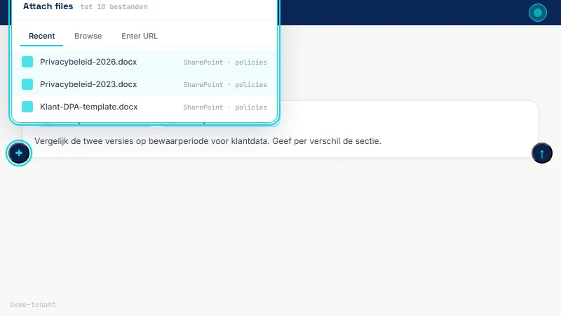 Copilot Chat met plus-knop gemarkeerd; attach-panel toont drie tabs (Recent, Browse, Enter URL) en een lijst van drie SharePoint-bestanden waarvan twee aangevinkt; promptveld bovenaan toont twee bestandschips plus vervolgvraag