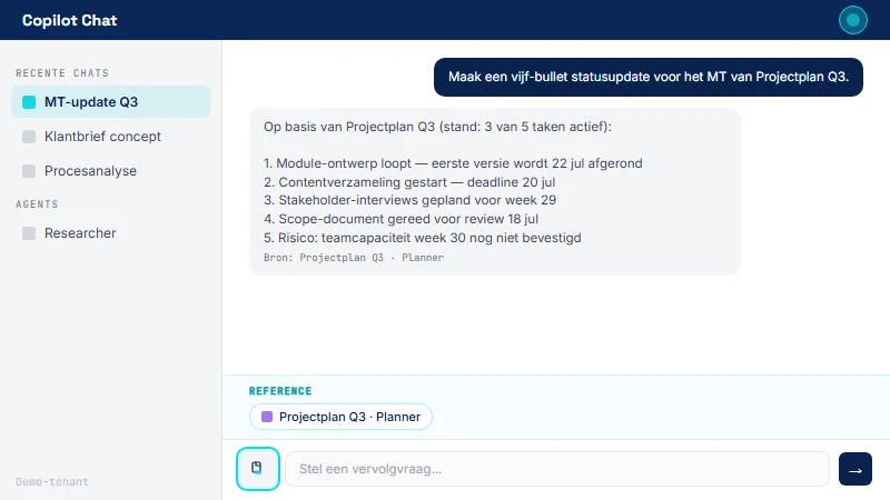 Copilot Chat-promptveld met file-icoontje gemarkeerd in cyaan kader links naast tekstinvoer; bovenaan promptveld een chip met de naam van het Planner-plan als reference